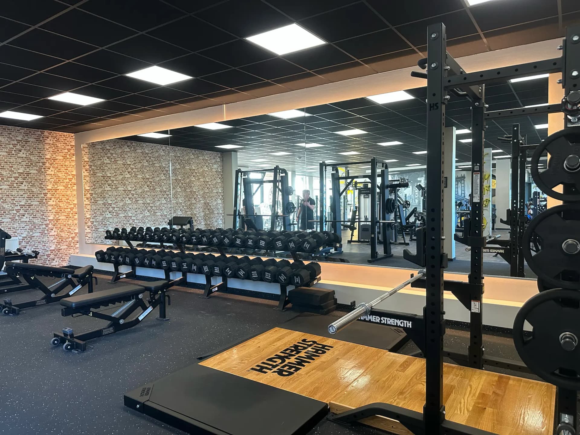 Offizielles Hammer Strength Center Michendorf im Liberty Powerhouse Gym mit Power-Racks.